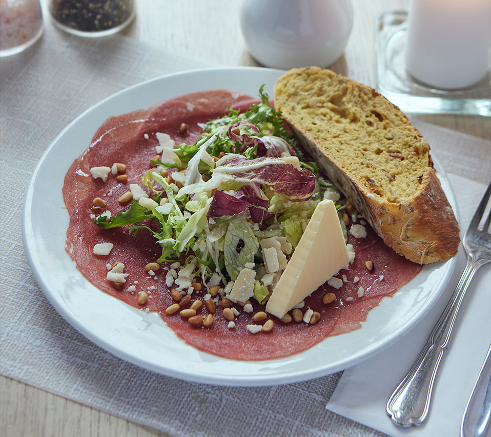 Restaurant på Bornholm med lækker buffet salat og kød